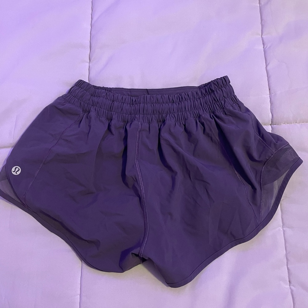 lululemon hotty hot low rise 2.5-inch shorts